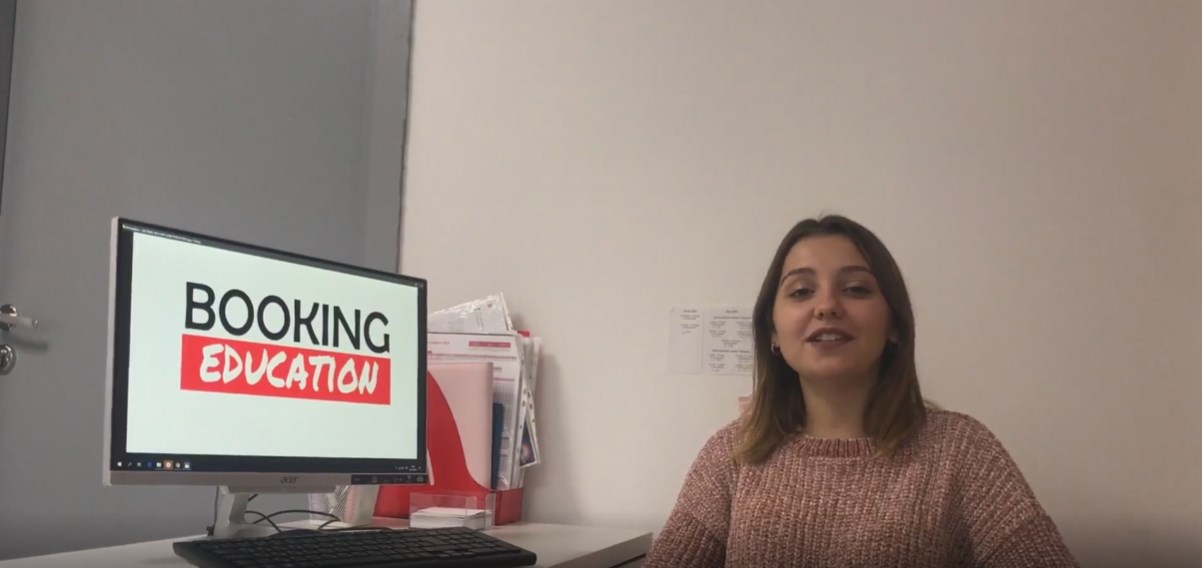 Женщина рассказывает о языковом лагере IP Russia, на экране логотип Booking Education.
